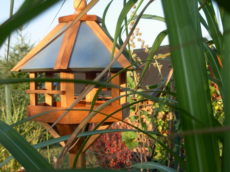 Przyjazne schronienie dla ptaków - Drewniany karmnik z drewna sosnowego
