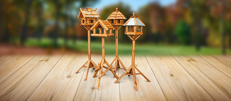 Domki dla ptaków umieszczone na stojaku z dachem trzcinowym lub blaszanym